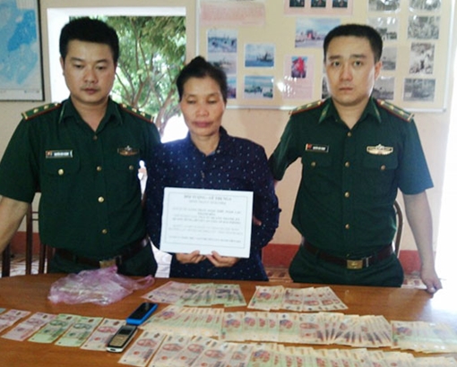 Ôm tiền giả lên cửa khẩu để mua thẻ cào