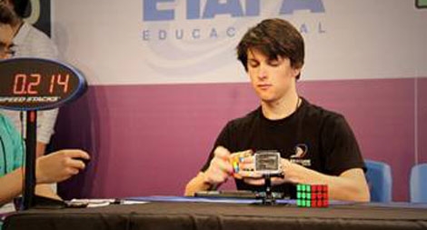 Tân quán quân xoay khối rubik