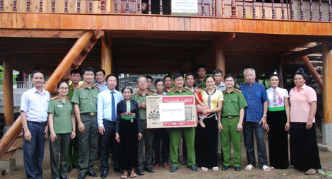 Trao nhà tình nghĩa, gieo lòng nhân ái