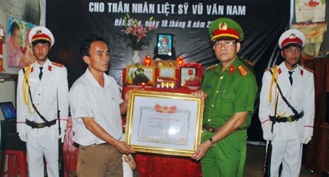 Trao bằng Tổ quốc ghi công tặng liệt sĩ Thiếu úy CAND