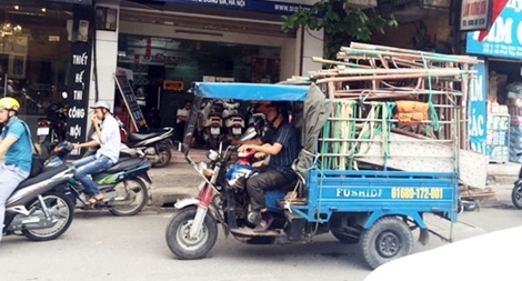 Hà Nội bất lực với xe 3 bánh ngông nghênh giữa đường phố
