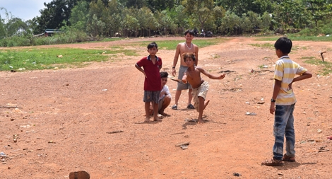 Những đứa trẻ làng bè Suối Tượng