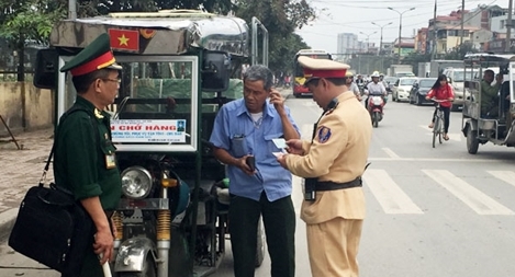 Xe ba bánh vi phạm lưu thông trên đường - Vì sao khó xử lý?