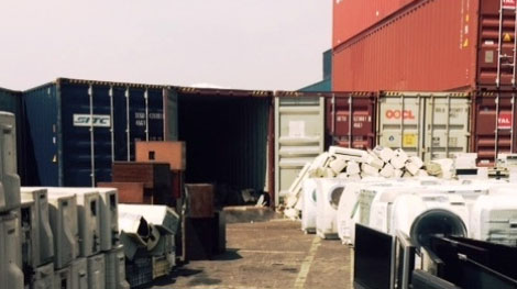 Gần 200 container hàng cấm nhập
