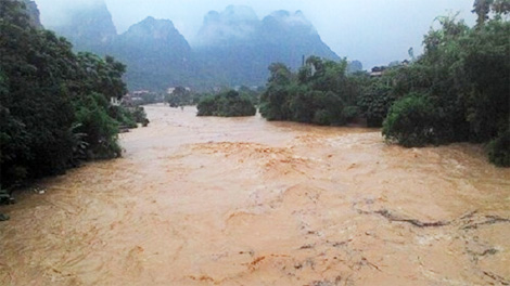 Lũ cuốn trôi 6 công nhân đào vàng