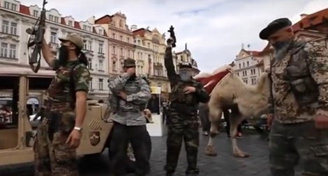 Giả dạng IS – một nhóm người tấn công Phố cổ tại Praha