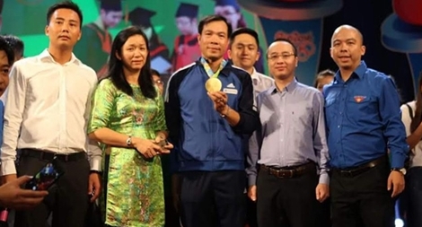 Xạ thủ Hoàng Xuân Vinh giao lưu với 100 thủ khoa xuất sắc