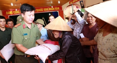 Ủng hộ 300 triệu đồng cho nhân dân bị ảnh hưởng do sự cố môi trường biển