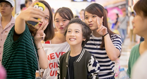 “Soái ca nhí” Gia Khiêm tất bật chạy show sau Vietnam Idol Kids