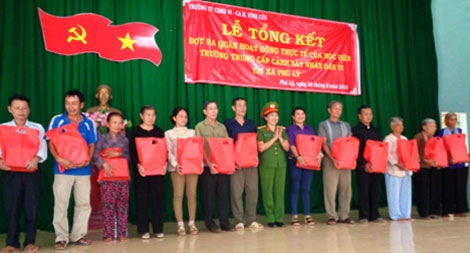 Trường Trung cấp CSND VI về với xã Phú Lý Anh hùng
