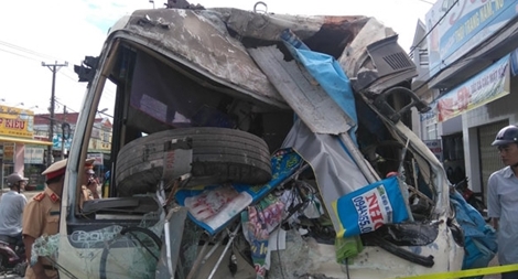 Cưa cabin giải cứu tài xế lao xe khách húc sập nhà dân