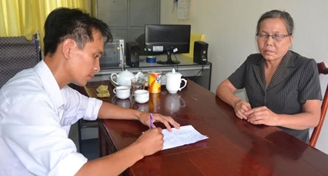 Lừa Chủ tịch Hội người mù lấy tiền và vé số