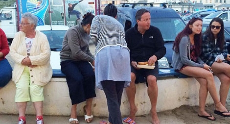 Cựu Thủ tướng Anh Cameron gây sốt trên mạng và báo chí