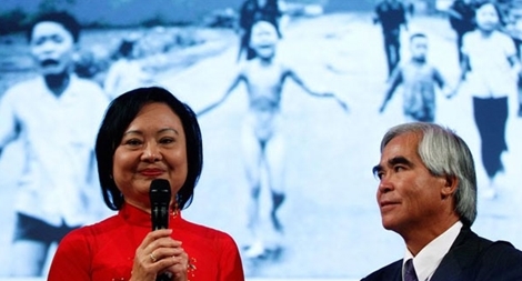 Tranh cãi gay gắt vì facebook xóa hình ảnh “Em bé Napalm” nổi tiếng