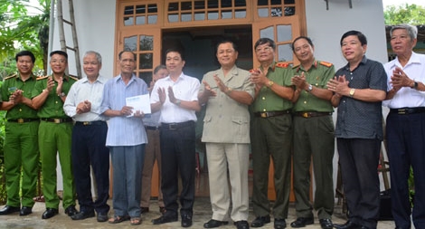 Trao 120 triệu đồng cho cựu Cán bộ Ban An ninh Quảng Đà