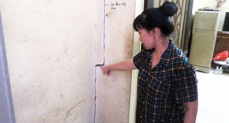 Cụ bà gần 100 tuổi nơm nớp sống trong ngôi nhà bị lún, rạn nứt