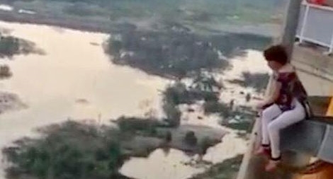 Bàng hoàng chứng kiến một phụ nữ nhảy cầu Bính tự tử