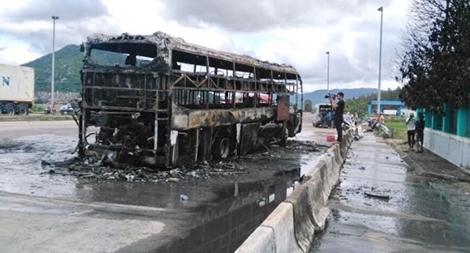 Xe khách chở 23 người bỗng bốc cháy dữ dội