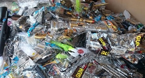 Thu giữ hàng nghìn dao, kiếm, súng đồ chơi