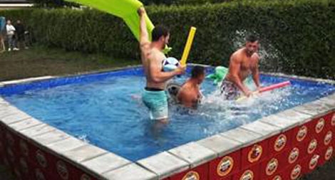 Bể bơi làm từ két bia