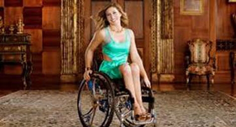 Nữ vũ công biểu diễn trên xe lăn