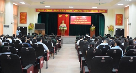 Tập huấn kiến thức quân sự, quốc phòng cho phóng viên báo chí