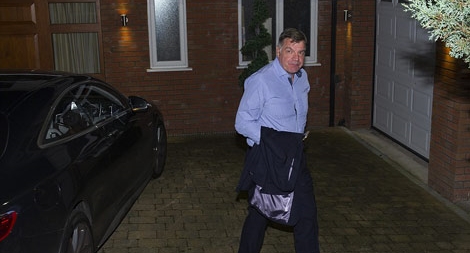 HLV trưởng Đội tuyển Anh mất việc vì bê bối nhận hối lộ