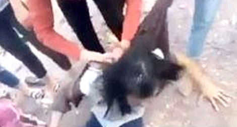 Nhóm nữ sinh lớp 9 tổ chức đánh bạn rồi tung clip lên mạng