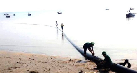 Ngư dân Nghệ An phát hiện đường ống nghi là ống xả thải ra biển