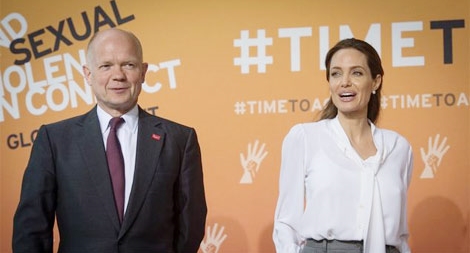 Nữ diễn viên Angelina Jolie trở thành giáo sư cao học