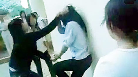 Điều tra vụ học sinh tự tử sau khi bị đánh trước cổng trường