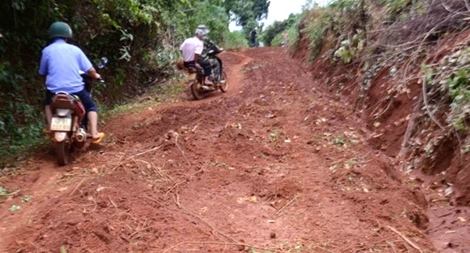 Cần làm rõ khuất tất trong việc sử dụng tiền góp làm đường của dân