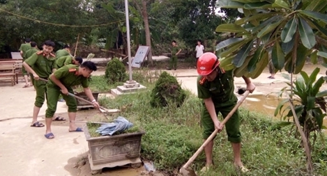 Công an huyện Hương Khê giúp nhân dân khắc phục hậu quả lũ lụt
