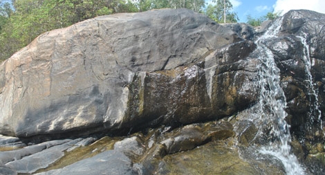 Giải mã hòn đá Chữ ở Bình Định