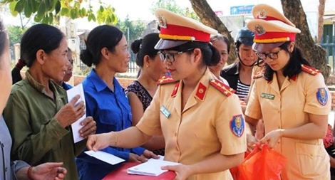 Nữ Cảnh sát Giao thông trao quà hỗ trợ phụ nữ khó khăn ngày 20-10