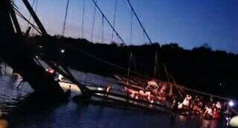 Sập cầu treo nối hai đảo làm 9 người chết, 30 người bị thương