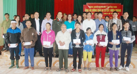 Thắm tình người nơi lũ dữ đi qua