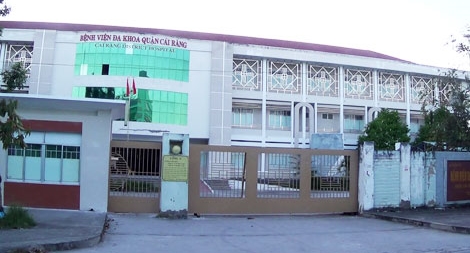 Nam nhân viên y tế tự tháo lìa chân trái