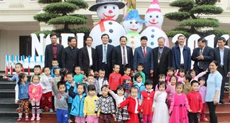 Lãnh đạo Bộ Công an thăm và chúc mừng các chức sắc Tòa giám mục Thanh Hóa