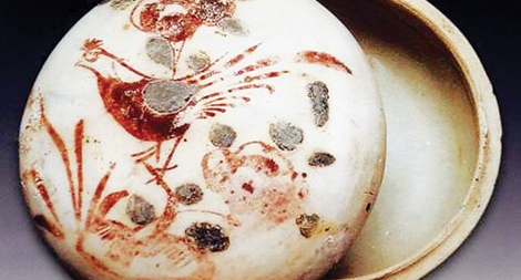 Những chú gà trống trên đồ gốm sứ