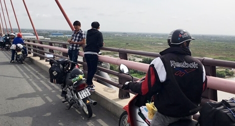 Giỡn mặt tử thần chụp hình "tự sướng" trên cầu Cần Thơ