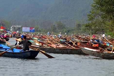 Thuyền chở khách trên suối Yến, chùa Hương phải có phao cứu sinh
