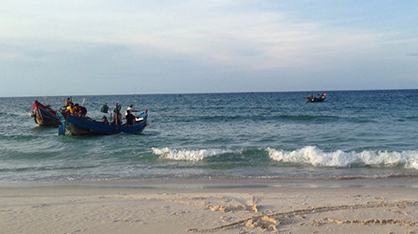 Tiếp tục quan trắc chất lượng nước biển miền Trung