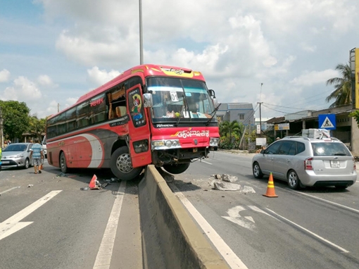 Hành khách thoát chết trên chiếc xe “trèo” lên dải phân cách