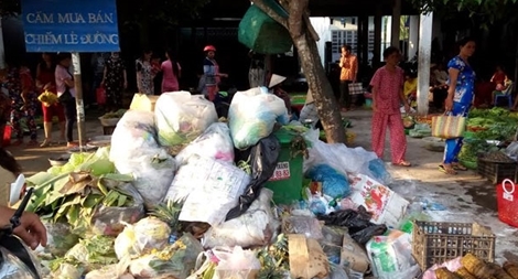 Bãi rác chình ình giữa chợ “đón Tết”