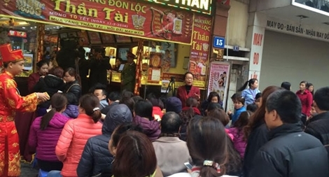 Vàng “nóng” theo ngày vía Thần Tài  