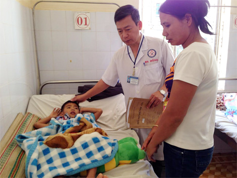 Đi vệ sinh bị sụp bồn cầu, một học sinh bị nứt sọ