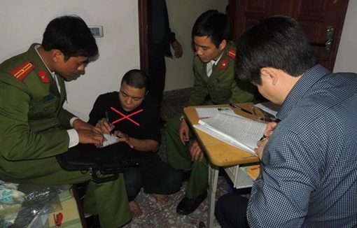 Đấu điện vào cửa sắt “bảo toàn” ổ bạc