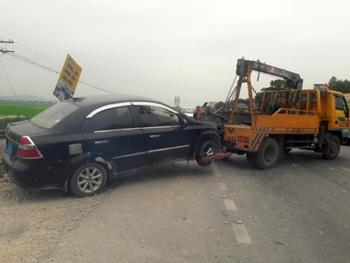 Tàu hỏa hất tung xe 4 chỗ