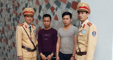 CSGT bắt nóng 2 kẻ cướp tiền của bạn gái